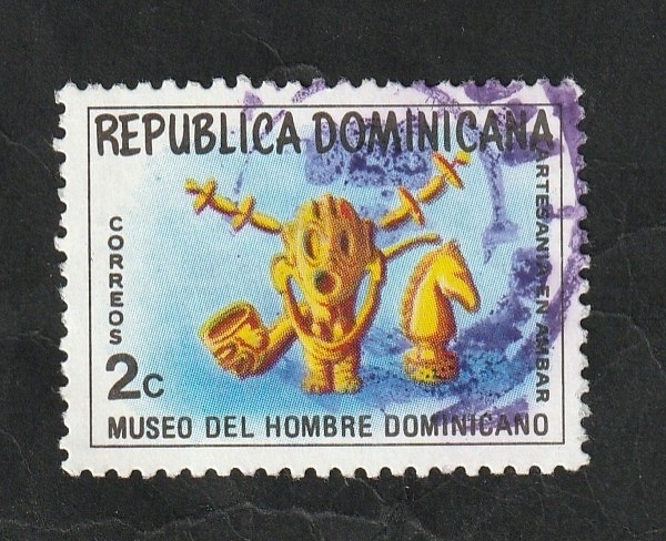 737 - Museo del hombre dominicano, Artesanía en ámbar, figuras