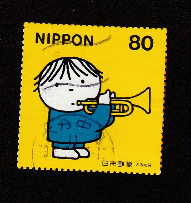 Niño tocando trompeta