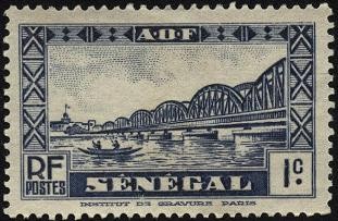 Puente de Faidherbe sobre el rio Senegal, y nativos en canoa.