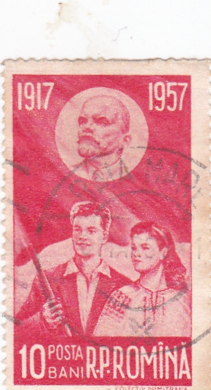 Niño y niña con la bandera de Lenin