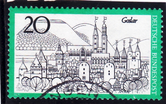 Ciudad de Goslar con Palacio Imperial y montañas Harz