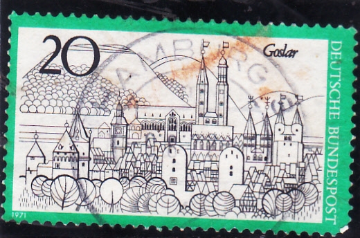 Ciudad de Goslar con Palacio Imperial y montañas Harz