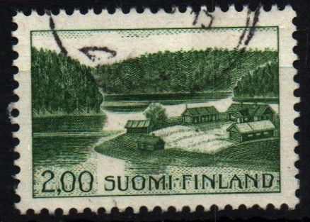 Casa finlandesa al borde de un lago