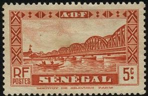 Puente de Faidherbe sobre el rio Senegal, y nativos en canoa.