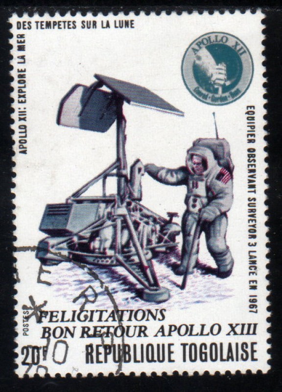 Apolo XIII: Astronauta inspeccionando el Surveyor 3
