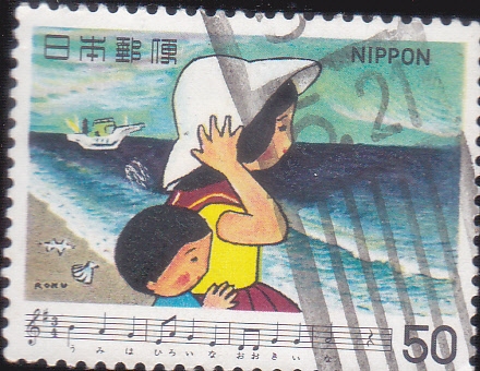 Niños en la playa cantando