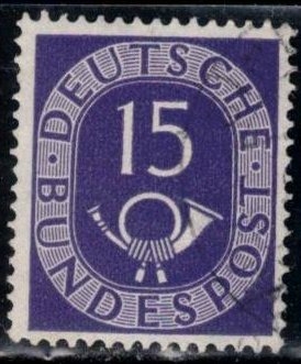 Corneta postal y cifra.