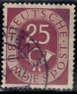 Corneta postal y cifra.
