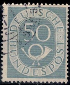 Corneta postal y cifra.