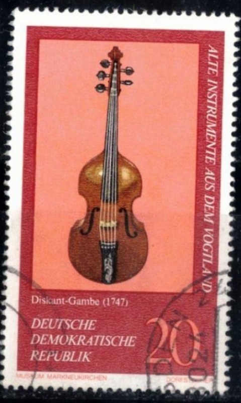 Instrumentos musicales antiguos( Viola aguda (1747).    
