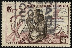 África Occidental Francesa. Pareja de indígenas, animales africanos y canoa a vela.