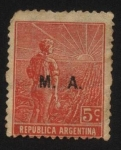 Stamps Argentina -  Labrador surcando la tierra con arado de mano. Sobreimpreso M. A. Ministerio de Agricultura. 