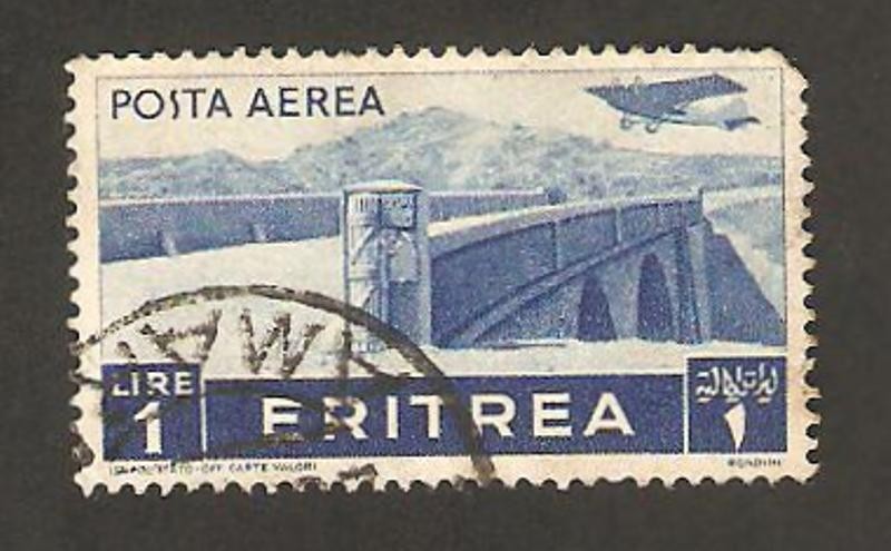 aeroplano sobrevolando un puente