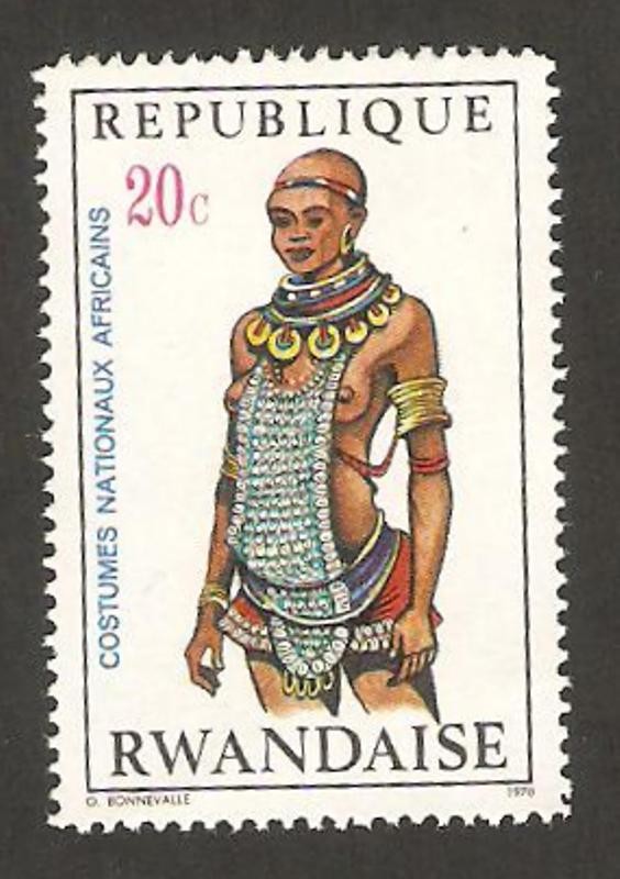 trajes regionales africanos, mujer de la tribu tharaka meru