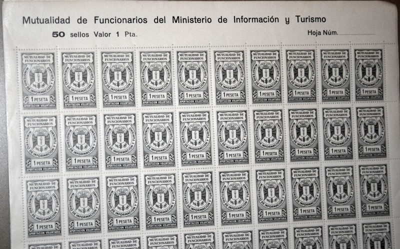 BENEFICENCIA, FRANCO, PLIEGO DE 50 SELLOS DE 1 PTA. MUTUALIDAD DEL MINISTERIO DE INFORMACIÓN Y TURIS