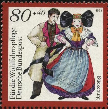 Pareja con trajes tradicionales en la ciudad de Bückeburg.