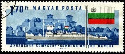 Remolcador Miscolc y castillo Vidin en Bulgaria.