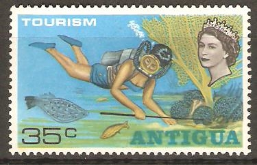 MUJER  BUZO,  CORALES  Y  PECES