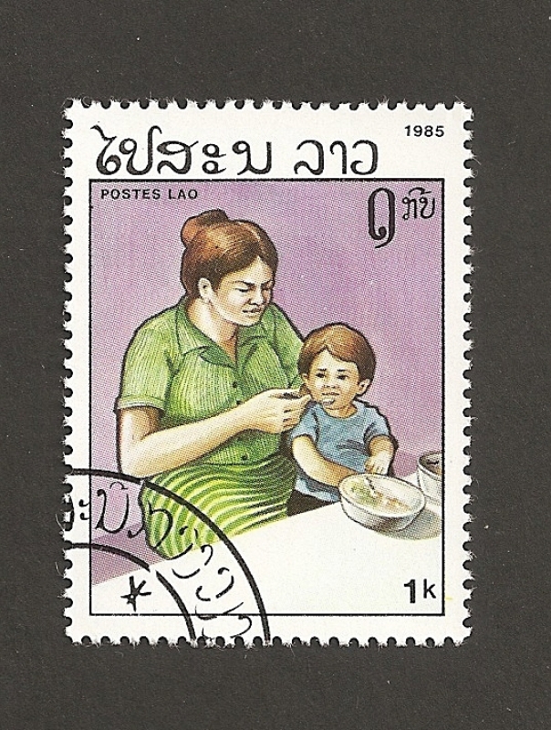 Madre cuidando niño