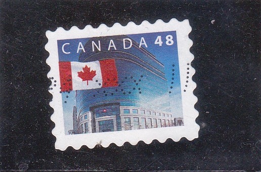 bandera canadiense y edificio