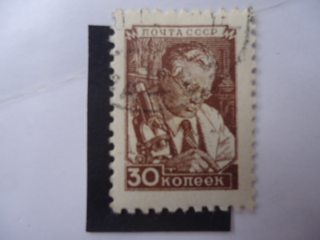 Científico Ruso con Microscopio - CCCP.