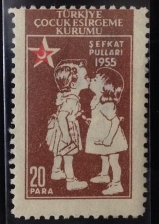 Dos niños besándose 