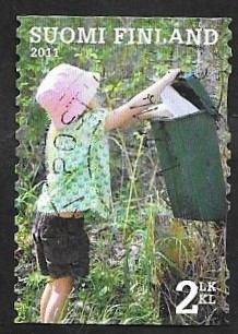 2050 - Niño, echando una carta al buzón 