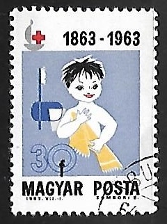 Niño con toalla y cepillo de dientes
