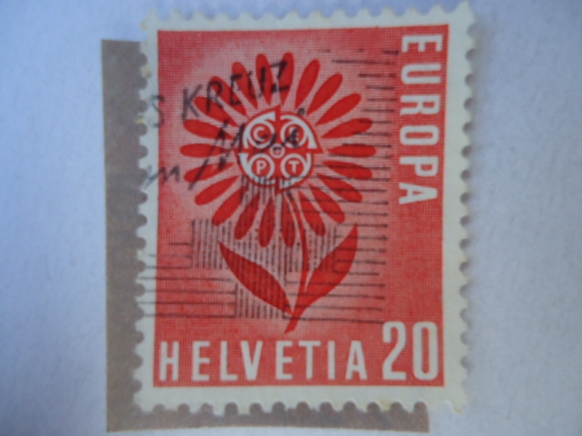 Flor estilizada de 22 petalos al rededor de la insignia de CEPT - Europa C.E.P.T