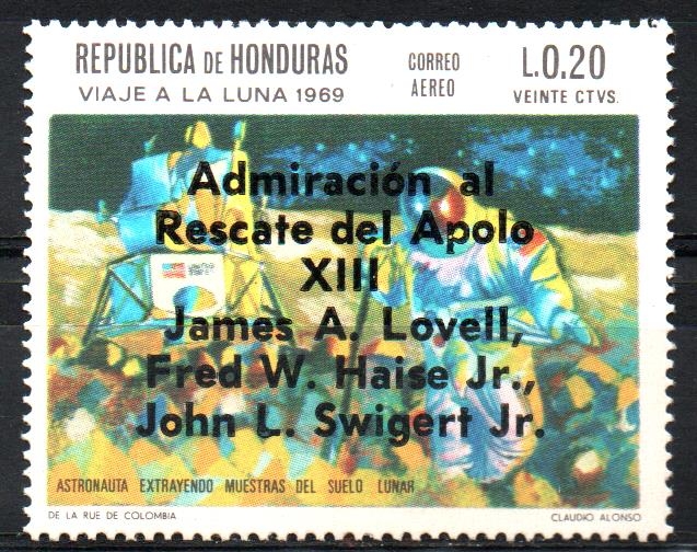 SOBREIMPRESIÓN.  RESCATE  DEL  APOLO  XIII.  ASTRONAUTA  EXTRAYENDO  MUESTRAS  DE  SUELO  LUNAR.