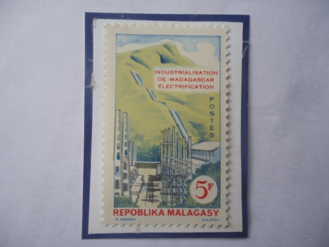 Industrialisation de Madagascar- Électrification - Estación Eléctica-Sello de 5 Fr-Franco CFA