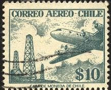 Torres de extracción de petróleo y avión cuatrimotor.