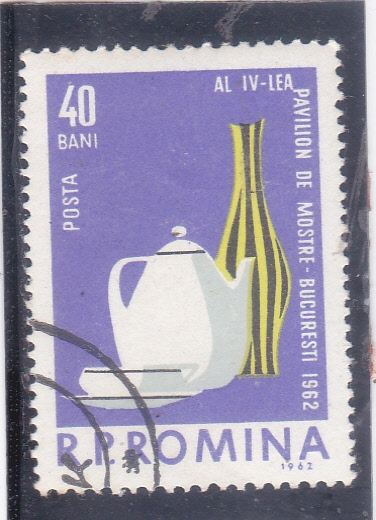 Cerámica: jarrón, tetera y taza y plato