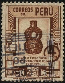 Huaco de estilo Chavin, con representación de felinos en relieve.