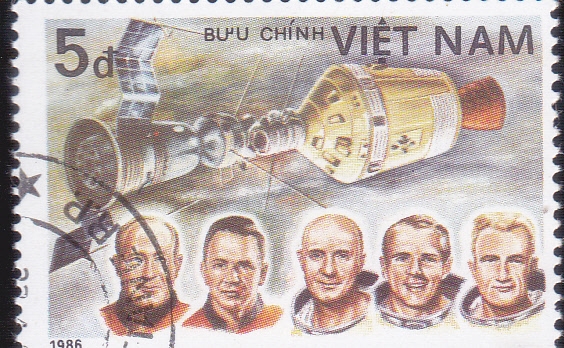 Acoplamiento de cinco astronautas en la Soyuz-Apolo