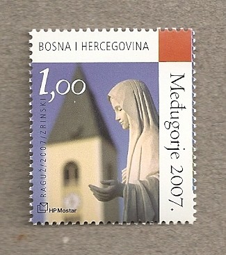 Virgen María junto iglesia